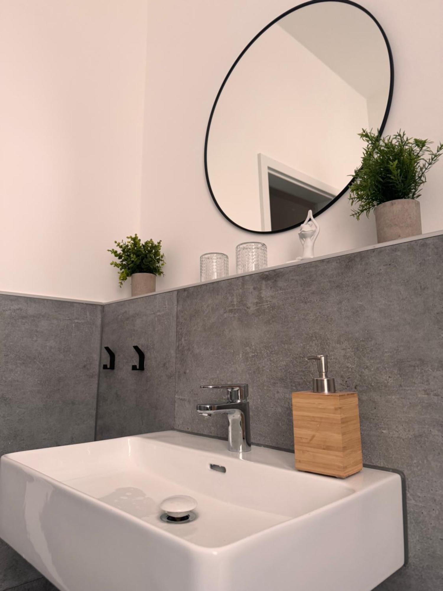 Studio Apartment Im Zentrum Mit Parkplatz & Neuem Badezimmer マクデブルク エクステリア 写真
